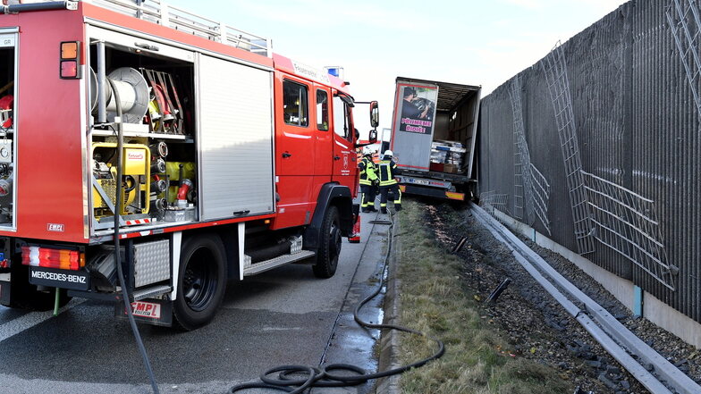 Der Lkw landete bei dem Unfall auf der Autobahn 4 zwischen Nieder Seifersdorf und Kodersdorf in einer Schallschutzwand.