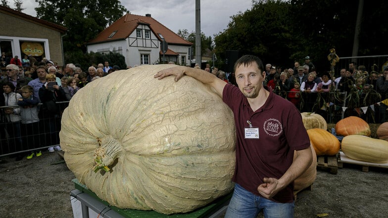 Andreas Baumert war voriges Jahr der Gewinner beim Kürbiswiegen in Ludwigsdorf. Sein Kürbis brachte 738,64 Kilogramm auf die Waage.