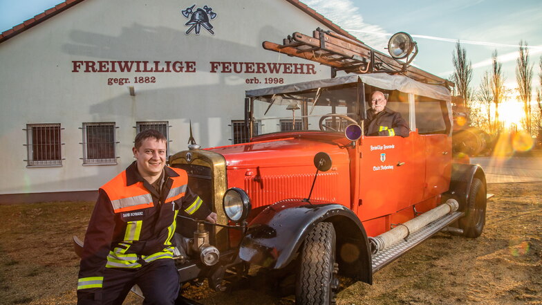 Baujahr 1931 und seit 1948 in Rothenburg - der Magirus-Oldie ist der ganze Stolz der Feuerwehr. Ortswehrleiter David Schwarz und Joachim Zeisler präsentieren das gute Stück.