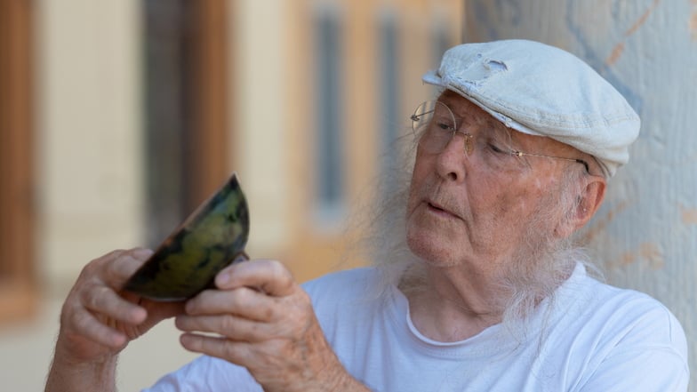 Konzeptkünstler Wolf Kahlen mit einer Teeschale seiner Frau, der Keramikerin Barbara Kahlen.