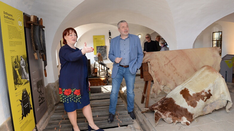 Oberbürgermeisterin Kerstin Körner und Landrat Michael Geisler sehen sich die historische Lederherstellung an, die im Dippser Lohgerbermuseum jetzt völlig neu gestaltet wurde.
