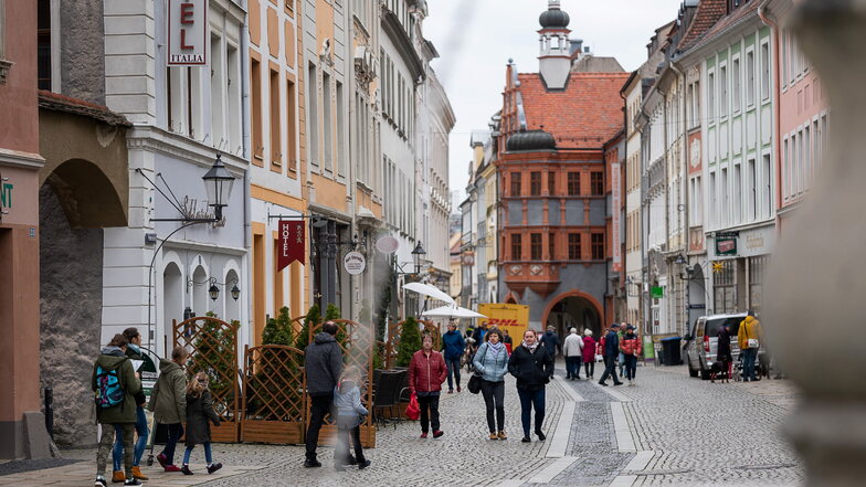 Sie kommen von Ostern bis Oktober bei Wind und Wetter: Görlitz-Touristen in der Altstadt.