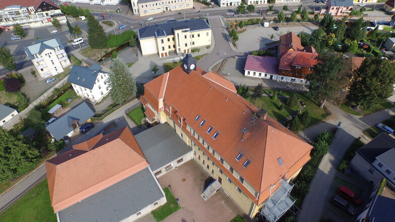 Die alte Turnhalle der Oberschule Schmiedeberg ist links mit dem roten Dach zu erkennen. Sie wird jetzt nicht mehr benötigt. Dann ist Platz für eine Erweiterung der Schule.