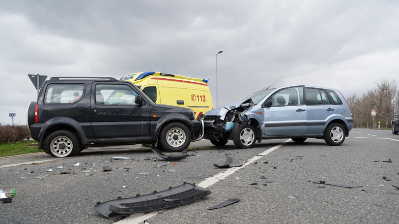 Auf der B 96 in Ebendörfel sind am Mittwochmittag zwei Autos frontal zusammengestoßen.