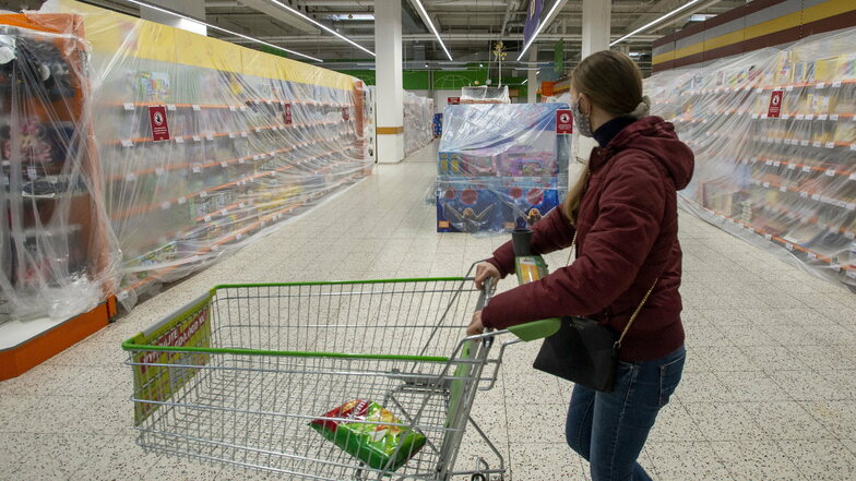 Eine Kundin geht durch einen Prager Supermarkt, in dem Regale mit nicht notwendigen Waren abgedeckt sind. Tschechien befindet sich im Lockdown, die Zahlen steigen dennoch weiter.
