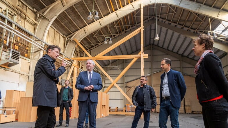 Thomas Schmidt ist Staatsminister für Regionalentwicklung (3. v. l.) und besichtigte die Hetzerbinderhalle vor elf Monaten. Im Hintergrund der wegen Nässeschaden abgestützte Holzbinder.