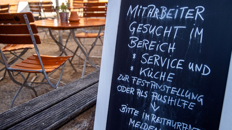 Auf einer Tafel vor einem Restaurant wird nach Mitarbeitern gesucht. Auch im Landkreis Meißen leidet die Gastronomie unter den strengen Corona-Regeln. Der Umsatzeinbruch in Sachsen wird auf etwa zwei Drittel geschätzt.