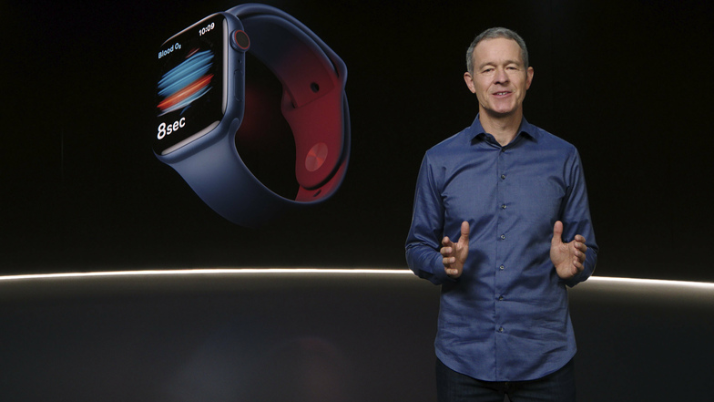 Jeff Williams, Chief Operating Officer von Apple, bei der Vorstellung einer neuen Uhr.
