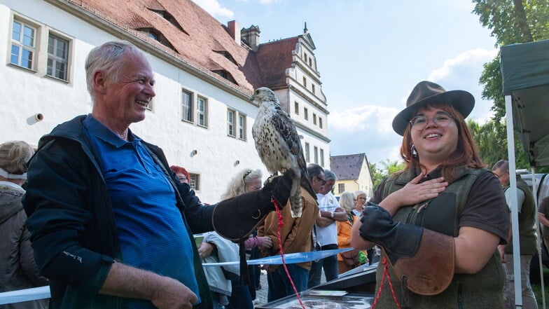 Hubertusfest im vorigen Jahr in Zabeltitz: Luisa Neubert mit Gerfalke Alma von der Falknerei Erzkäuze aus Mauersberg. Sie widmet sich dem Greifvogelschutz und betreut mit ihrer Familie eine Auffangstation.