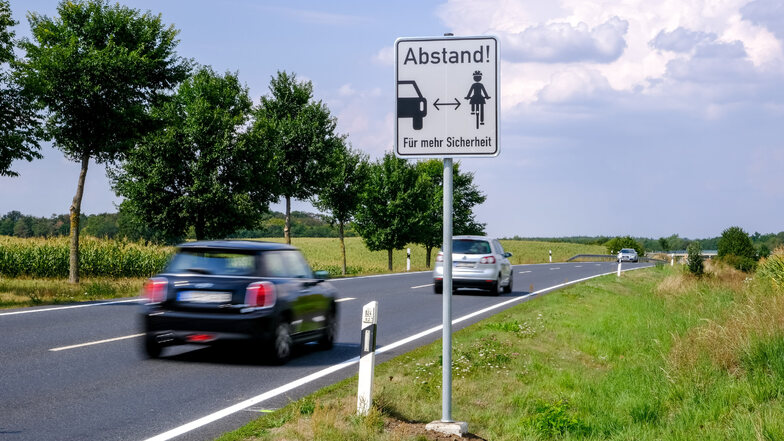 Bis es einen durchgängigen straßenbegleitenden Radweg an der S 81 geben wird, wird es noch dauern. Seit gut einem Jahr sollen Hinweisschilder, wie hier zwischen Auer und Friedewald, die Sicherheit für Radfahrer verbessern.