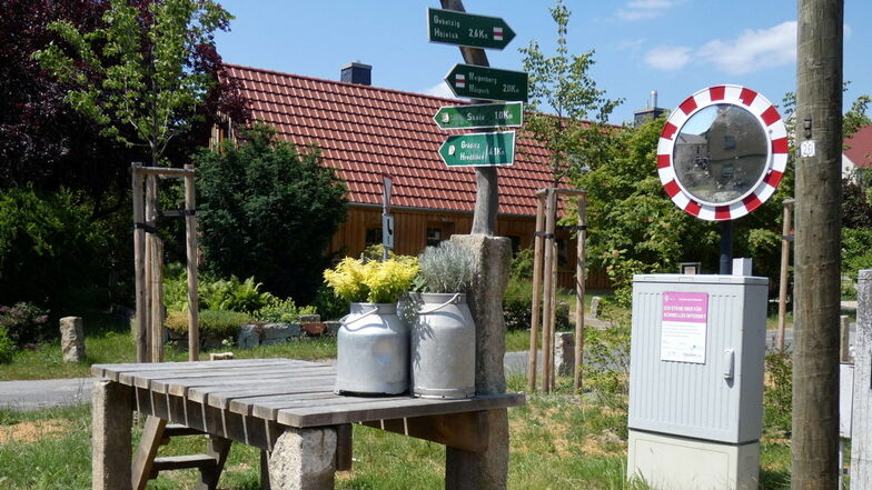 Die wieder hergestellte historische Milchrampe bildet das Herz des neu gestalteten Dorfzentrums von Wuischke.