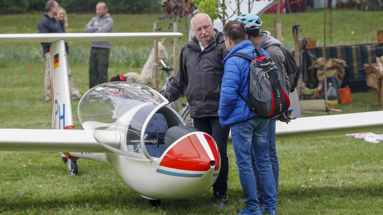 Matthias Fichna vom Görlitzer Flugsportclub warb für die Segelfliegerei. Foto: Rafael Sampedro