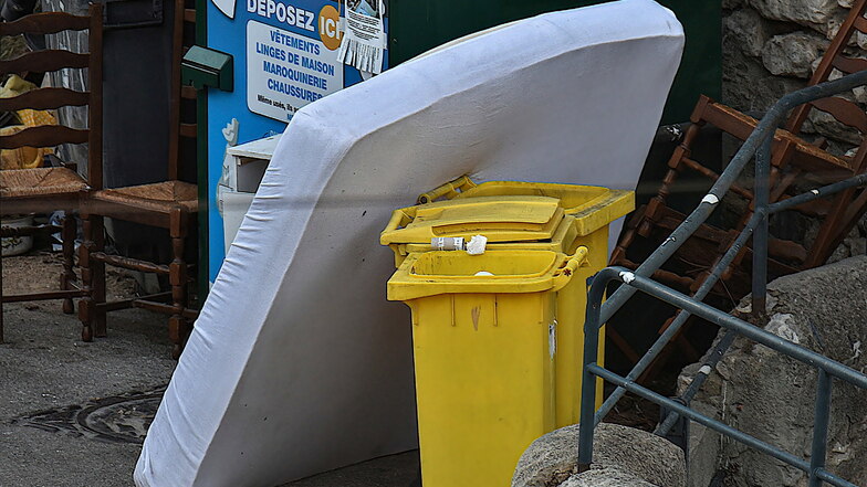 Fast überall in Marseille werden Matratzen, die mit Bettwanzen infiziert sind, auf öffentlichen Straßen zurückgelassen.