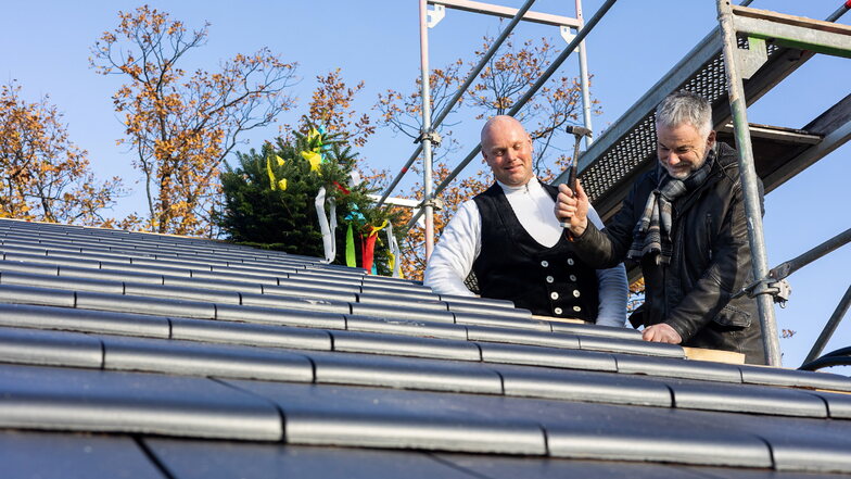 Oberbürgermeister Uwe Rumberg schlägt den symbolischen letzten Nagel in den Dachstuhl der Lessingschule.