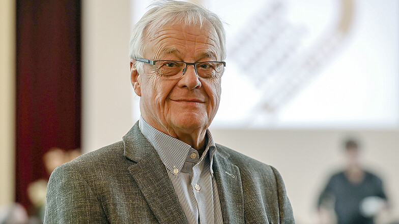 Dr. Peter Dierich, geboren 1942, ist emeritierter Professor für Mathematik und war von 1992 bis 2000 Rektor der Hochschule Zittau/Görlitz. Für die CDU saß er von 1990 bis 1994 im sächsischen Landtag. Nun gehört er zu den Kritikern der Corona-Maßnahmen aus