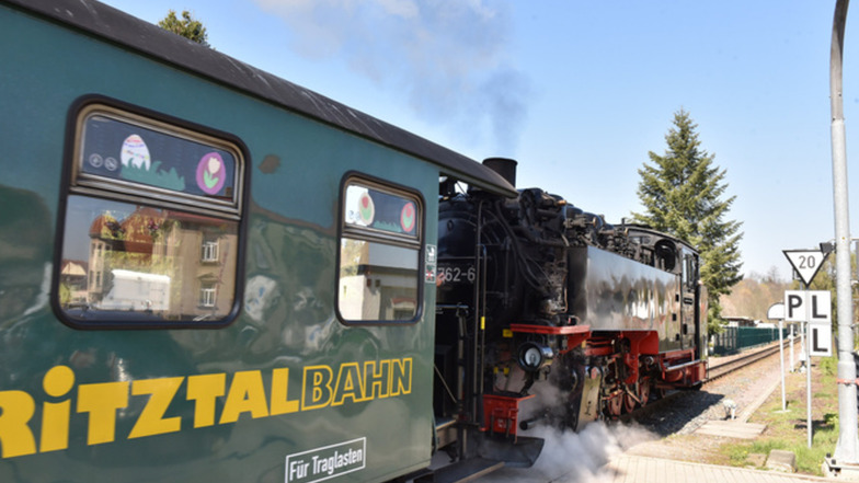 Mit der Bahn zum Osterhasen: Der Dampfzug der Weißeritztalbahn zwischen Freital und Kipsdorf bringt die Gäste direkt zur Osterwiese. Das ist nicht die einzige Osterüberraschung.