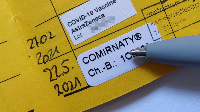 Ein Impfpass nach zwei erfolgten Impfungen gegen Covid-19 mit dem Vektor-Impfstoff von AstraZeneca und dem mRNA-Impfstoff Comirnaty von BiontechPfizer. Beide vertragen sich und wirken gut.