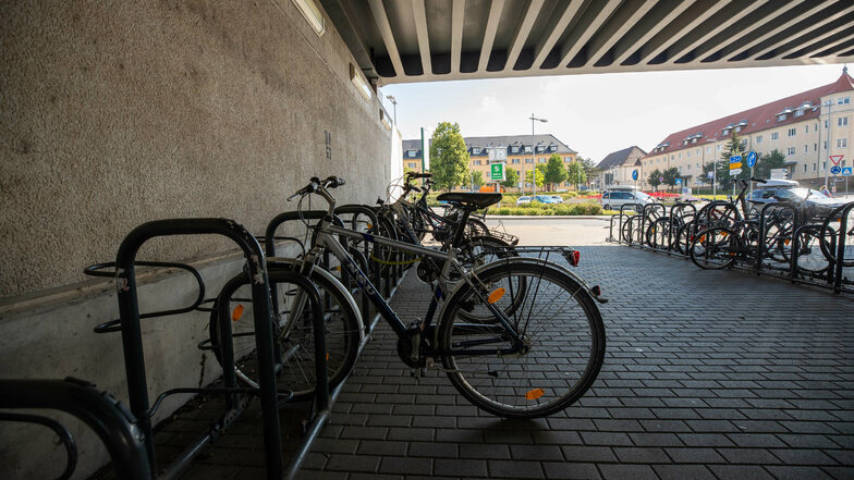 Hier können auf dem Bahnhof Heidenau der auch als Heidenau Nord bekannt ist, die Räder der Pendler oder Reisende abgestellt werden.