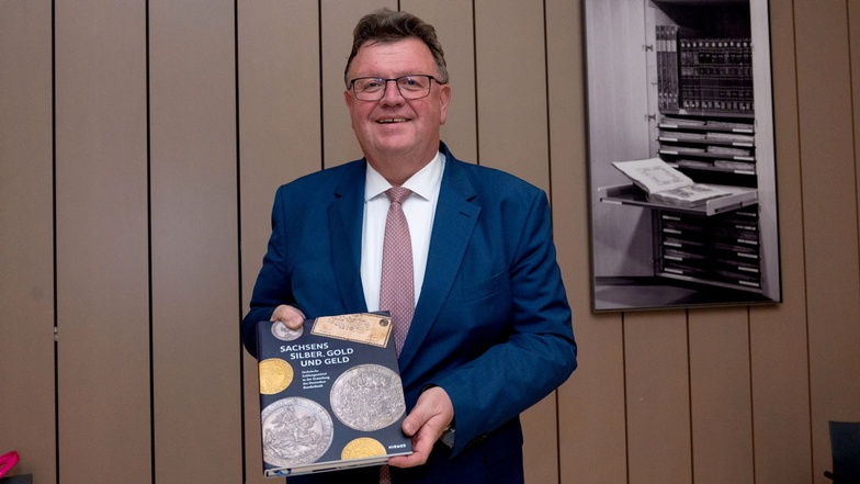 Der ehemalige Chef der Sächsischen Staatskanzlei, Johannes Beermann, hat in Dresden sein Buch "Sachsens Silber, Gold und Geld" vorgestellt.