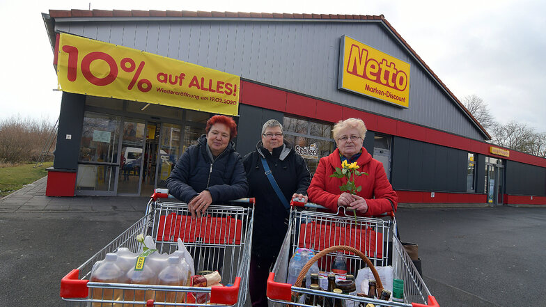 Veronika Seidel , Dagmar Birgel, Christine Elm (von links) freuen sich schon auf den modernisierten Netto-Markt. Zum Valentinstag kauften sie das letzte Mal vor dem Umbau ein und erhielten eine Rose als Geschenk dazu.