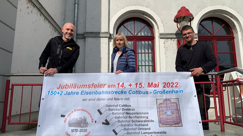 Rene Sandig und Norbert Loitsch von den Dresdner Verkehrsbetrieben sowie Ramona Raden (M.) von der Verkehrsgesellschaft Meißen brachten jetzt ein zweites Banner für die Jubiläumsfeier am Bahnhof an.