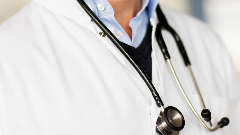 Ein Arzt trägt ein Stethoskop um den Hals. Die Zahl der Ärzte in Sachsen wächst, auch dank Migration.
