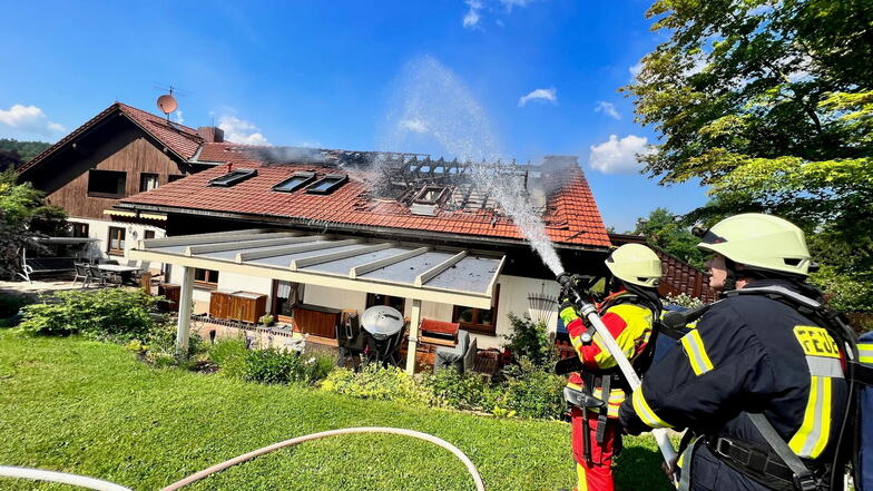 Erst brannte ein Balkon, dann der Dachstuhl: Etwa 70 Feuerwehrleute wurden am Sonnabend nach Berggießhübel alarmiert.