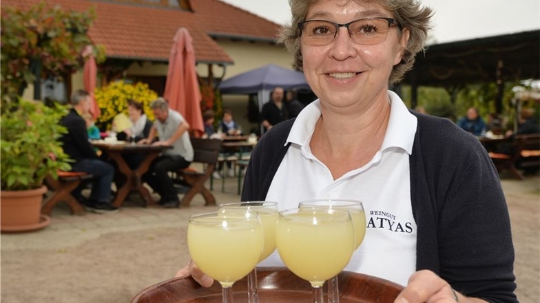 Andrang im Coswiger Weingut Matyas: Inhaberin Andrea Leder schenkt Hunderte Gläser Federweißer aus.