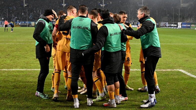 Der Jubel nach dem Treffer: Dynamos Feld- und Auswechselspieler feiern die Führung kurz vor dem Halbzeitpfiff.