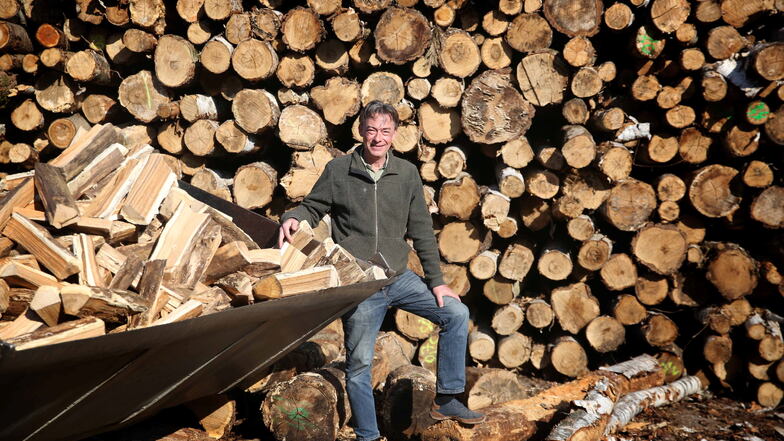 Der Chef der Wettinischen Forstverwaltung Daniel Prinz von Sachsen vor einem Holzlager bei Kreyern. Die Nachfrage ist stark angezogen, die Preise werden steigen.