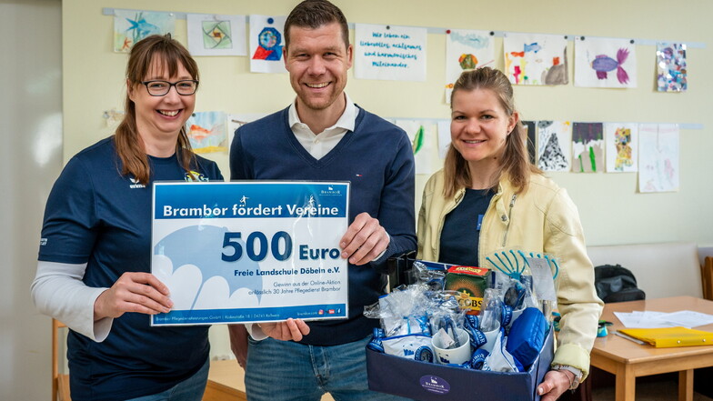Bei der Aktion „Brambor fördert Vereine“ zum 30. Jahrestag des Pflegedienstes hat die Landschule beim Voting Platz sechs erreicht. Benjamin Brambor übergab den symbolischen Scheck über 500 Euro.