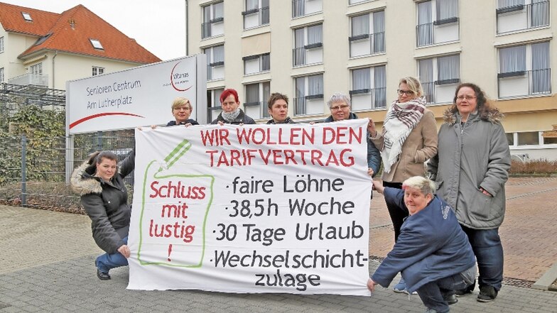Mitarbeiterinnen von Vitanas haben am Dienstag vor dem Seniorenhaus an der August-Bebel-Straße für einen Tarifvertrag protestiert. Mittendrin Manuela Schaar (4.v.l.) von der Gewerkschaft Verdi. Drinnen liefen den ganzen Tag Tarifgespräche.