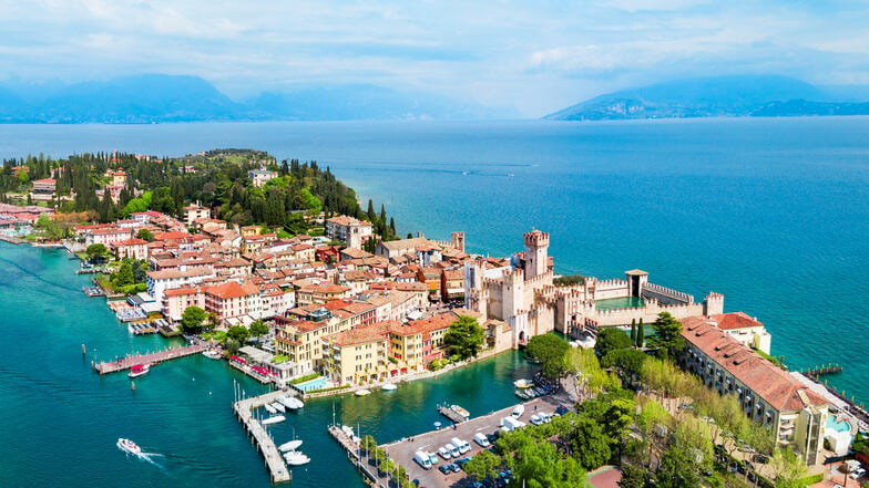 Im Süden: Die Halbinsel Sirmione mit Schloss Scaligero.