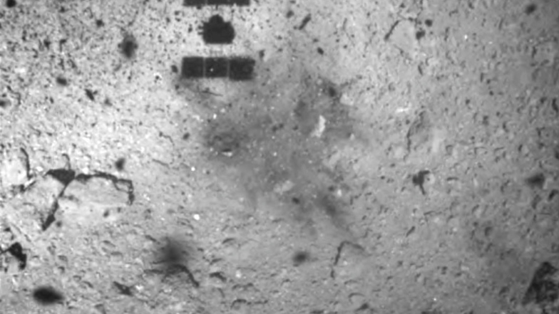 Dieses von der japanischen Raumfahrtagentur Jaxa veröffentlichte Bild vom Februar 2019 zeigt den Schatten der Sonde «Hayabusa2» (Mitte oben) nach seinem erfolgreichen Aufsetzen auf dem Asteroiden Ryugu.