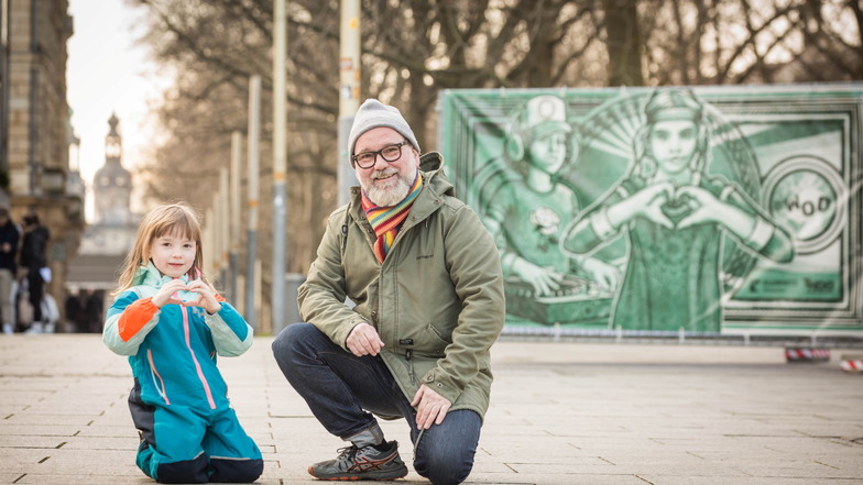 Motive zum Nachdenken auf dem Jorge-Gomondai-Platz: Künstler Lars P. Krause mit Tochter Fritzi.