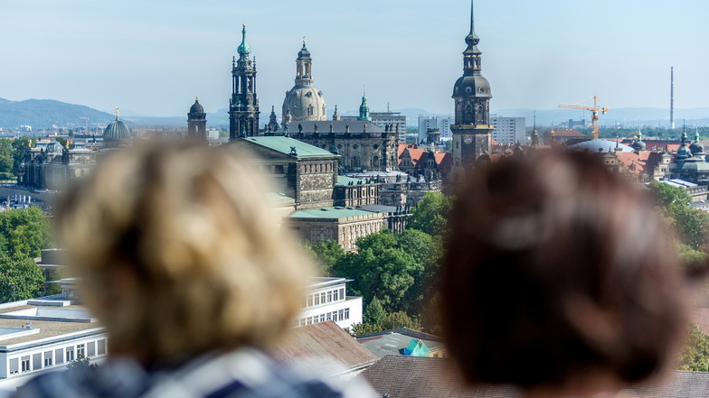 Hunderte Menschen zog es am Samstag auf die Dachterrasse des Hauses der Presse. Dort bot sich ein einzigartiger Blick auf Dresden, wenn nicht gerade ein Schauer über die Stadt peitschte.