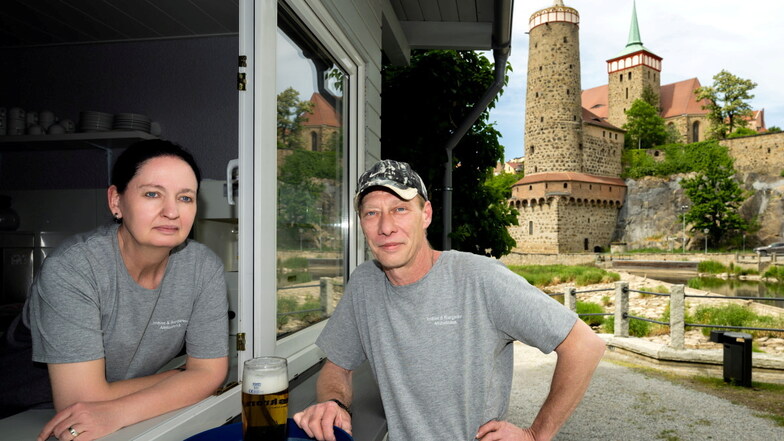 Petra Scheunig und  Jörg König  starten ein neues Gastro-Angebot an der Spree in Bautzen mit Freisitz und Grillmobil.