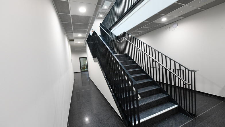 Im Inneren ist das LSZA hell und geräumig. Während die meisten Spezial-Trainingsräume im Untergeschoss liegen, liegen im Erdgeschoss und im ersten Stock Werkstätten, Büro- und Mehrzweckräume.