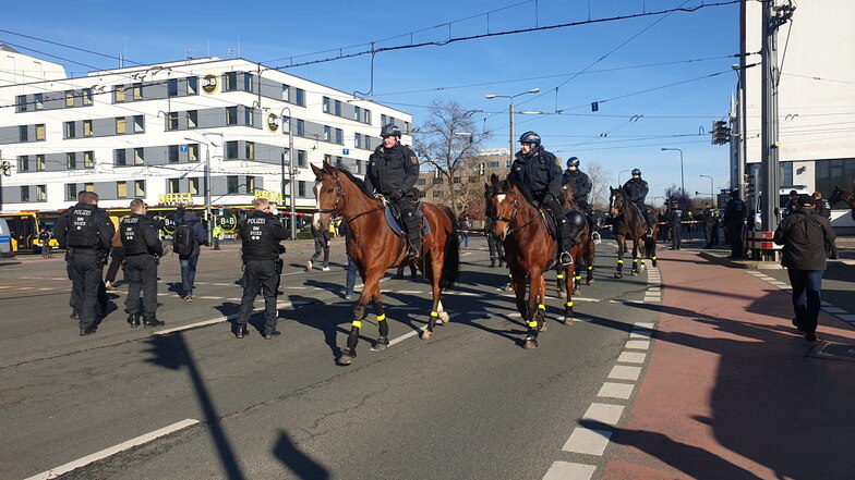 Um die Weißeritzstraße herum ist auch berittene Polizei unterwegs.
