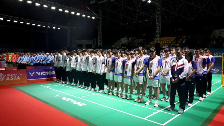 Badmintonspieler halten eine Schweigeminute für den verstorbenen Zhang Zhijie ab.