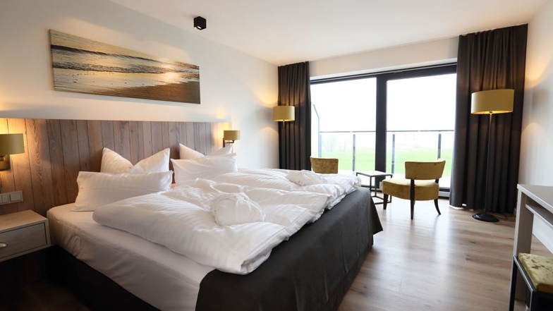 Modern ausgestattete Zimmer bieten Ruhe und Gemütlichkeit – und einen romantischen Blick auf die Elbe.