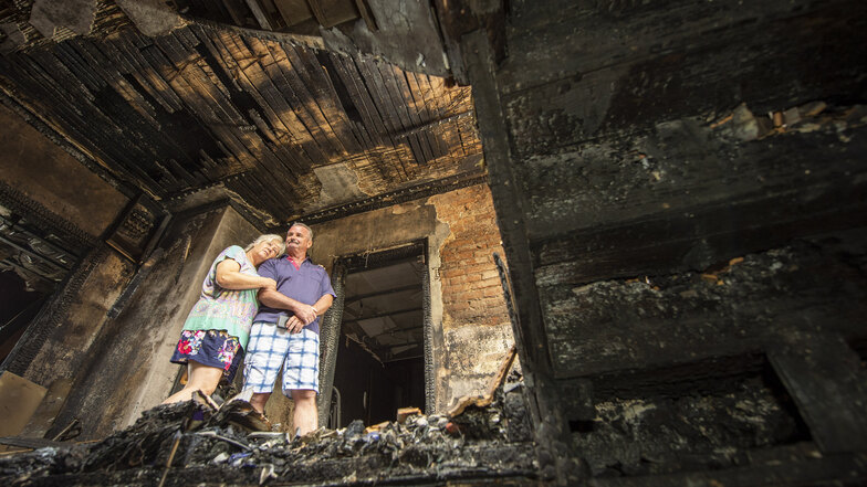 Sorgenvoller Blick. Franziska und Matthias Zeidler in ihrem vom Brand schwer geschädigten Haus in Weinböhla.