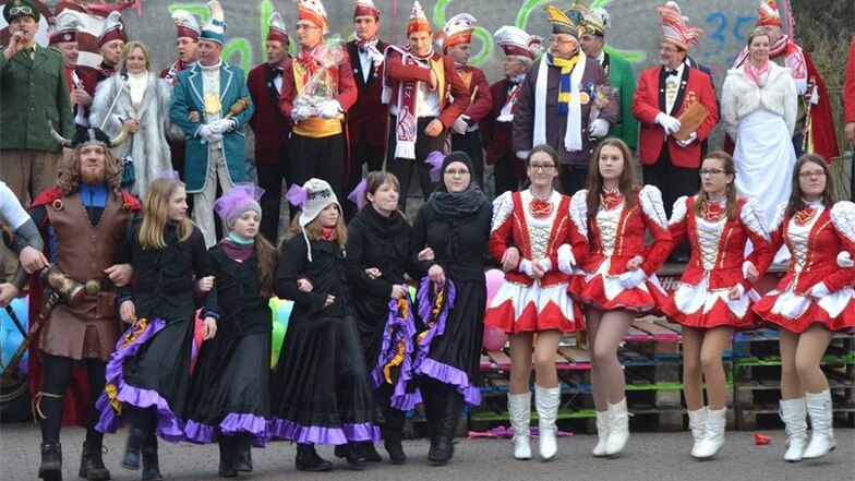 Die Männerfastnacht hatte der Sagarer Carneval Club bereits Ende Januar gefeiert. Im Februar folgten Zampern, Schulfasching, Familienfasching - und schließlich der Jubiläumsumzug.