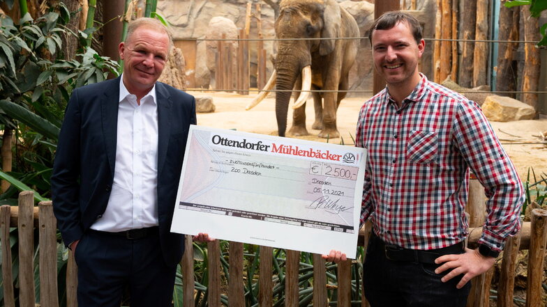 Zoodirektor Karl-Heinz Ukena nimmt den Spendenscheck von
Robert Meyer,
Geschäftsführer der Ottendorfer Mühlenbäckers, entgegen. Das Geld wird für den Aufbau des Affenhauses verwendet.