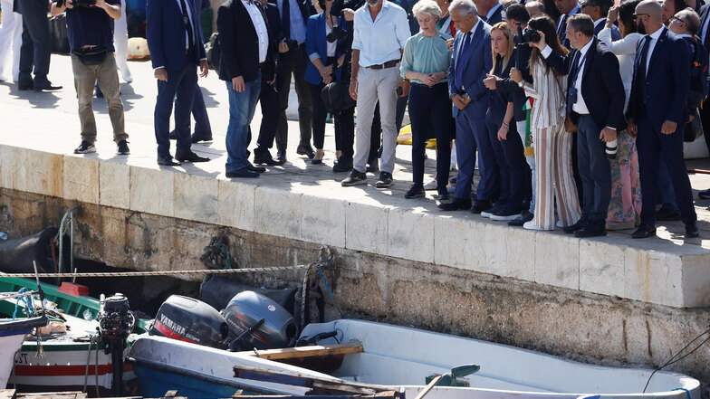 Ursula von der Leyen (6.v.r) und Giorgia Meloni (4.v.r) besuchen die Insel Lampedusa, wo in den vergangenen Tagen Tausende Migranten angekommen sind. Im Wahlkampf hatte Meloni versprochen, die "Invasion aus Afrika" zu beenden. Passiert ist das Gegenteil.
