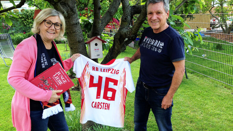 Birgit und Carsten Schreck (hier auf ihrem Hoyerswerdaer Grundstück vor dem mit dem RB-Logo geschmückten Vogelhäuschen) sind Fans von RB Leipzig.