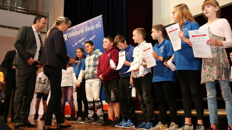 Hier erhalten die Schüler des Städtisches Gymnasiums Riesa ihre Urkunden zur Teilnahme am Projekt Sportklasse ...