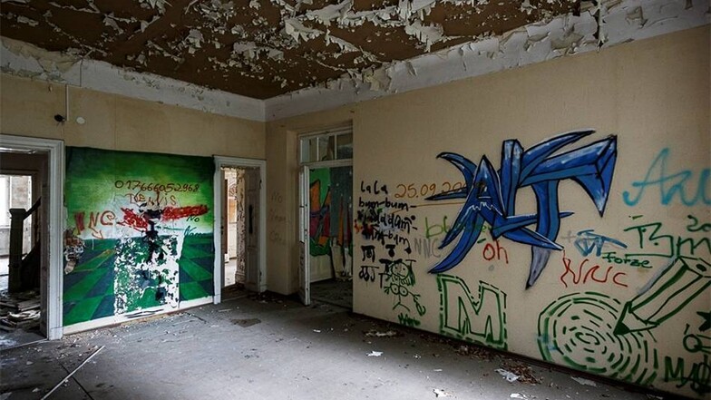 ...jedoch sind auch zahlreiche Graffitis von nächtlichen Besuchern zu finden.