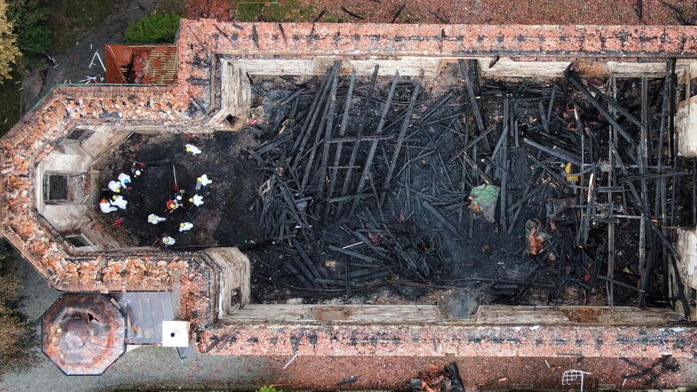 Kurze Zeit nach dem Feuer nahmen die Ermittler ihre Arbeit an der Brandruine in Großröhrsdorf auf.