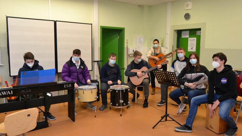 Kreatives Lernen - wie hier beim Musikunterricht der zehnten Klasse - ist ein Markenzeichen der Oberschule in Ebersbach.